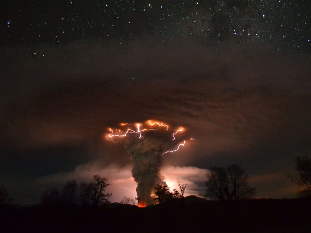 Image d'illustration pour Orages volcaniques, un phénomène fascinant mais encore mal compris