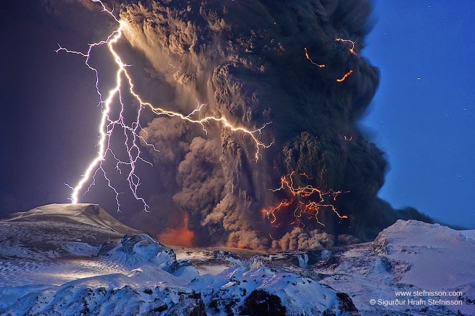 Image d'illustration pour Orages volcaniques, un phénomène fascinant mais encore mal compris