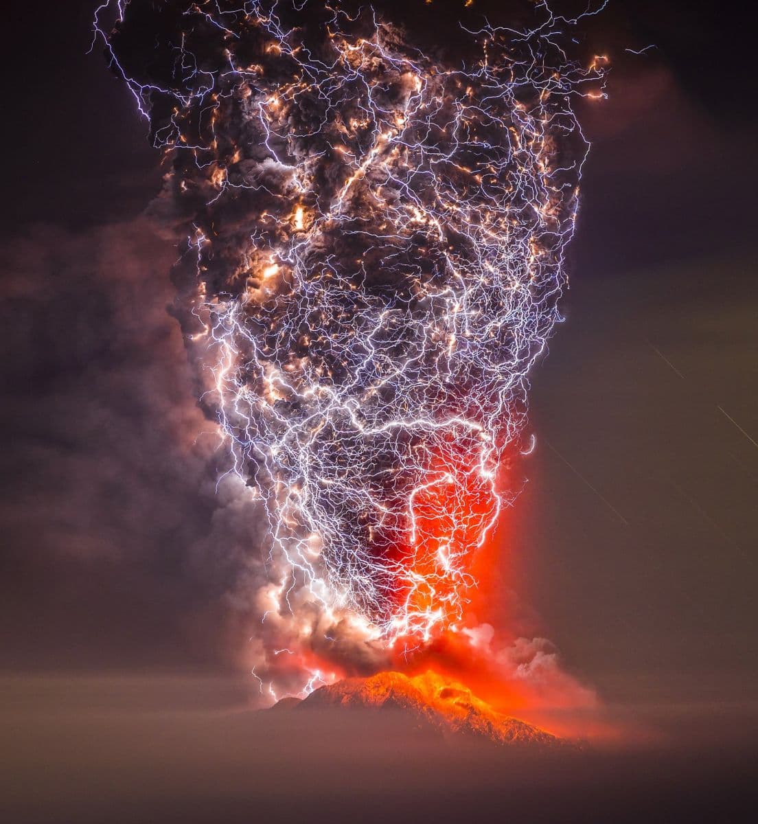 Image d'illustration pour Orages volcaniques, un phénomène fascinant mais encore mal compris