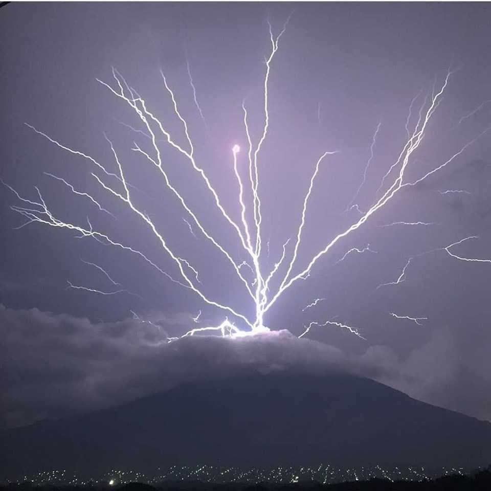 Image d'illustration pour Orages volcaniques, un phénomène fascinant mais encore mal compris