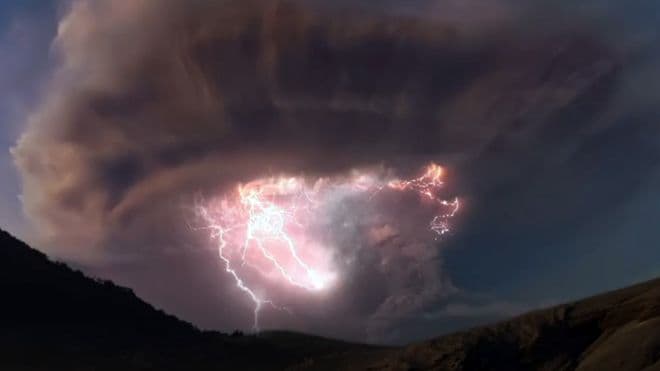 Image d'illustration pour Orages volcaniques, un phénomène fascinant mais encore mal compris