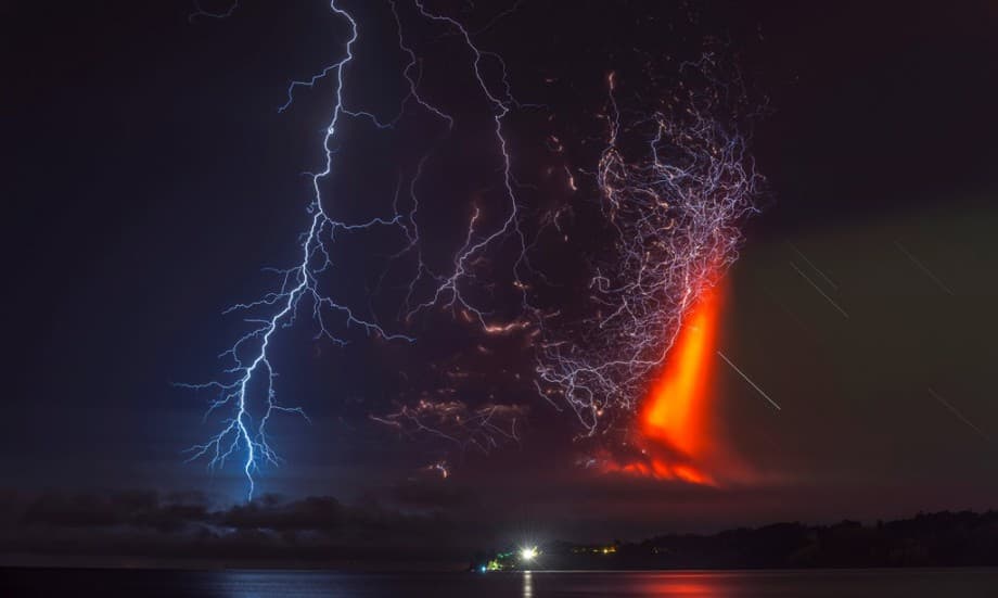 Image d'illustration pour Orages volcaniques, un phénomène fascinant mais encore mal compris
