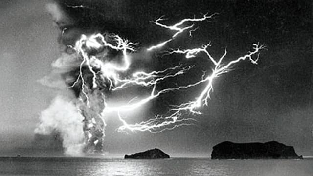 Image d'illustration pour Orages volcaniques, un phénomène fascinant mais encore mal compris