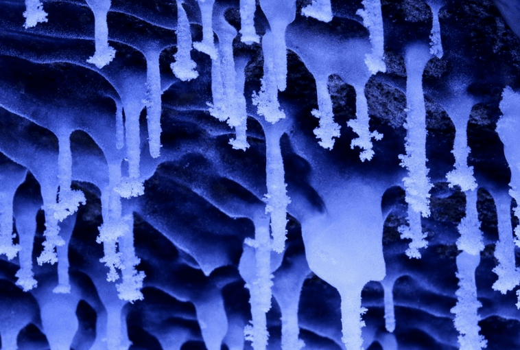 Image d'illustration pour Des grottes de glaces sur les grands lacs d'Amérique du Nord