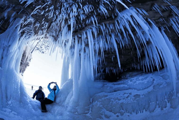 Image d'illustration pour Des grottes de glaces sur les grands lacs d'Amérique du Nord