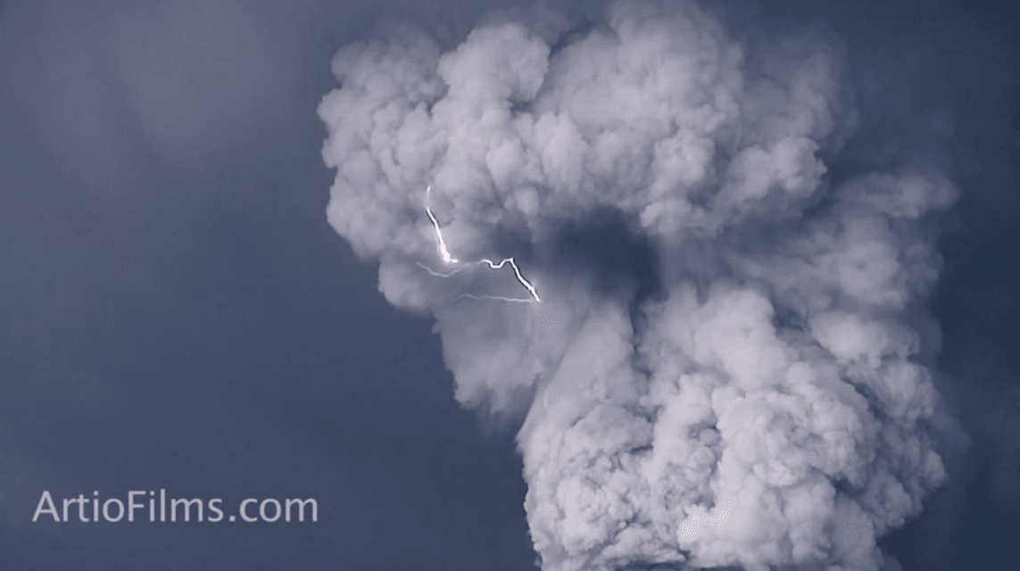 Image d'illustration pour Orages volcaniques, un phénomène fascinant mais encore mal compris