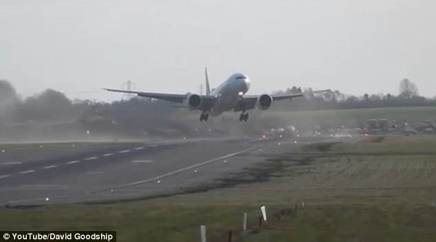 Image d'illustration pour Vidéo : un avion pris dans la tempête Xaver au Royaume Uni